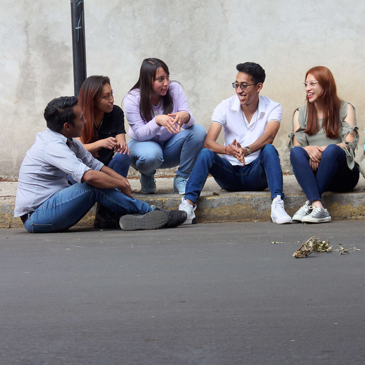 jovenes-banqueta